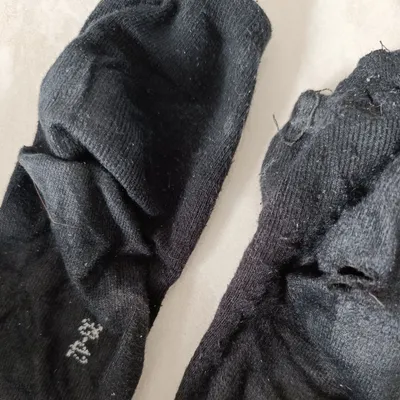  chaussettes noires très usées